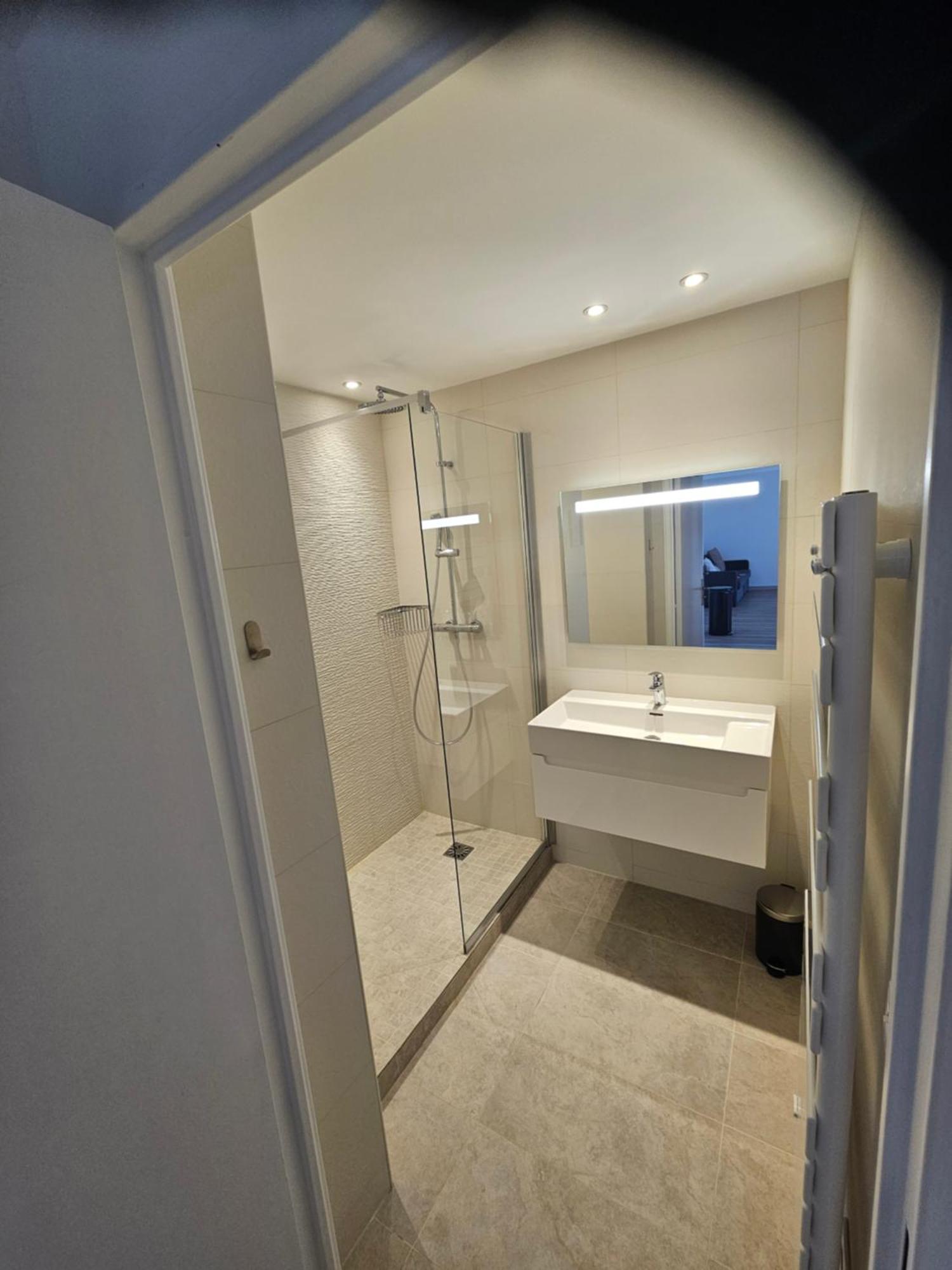 Beautiful 1 Bedroom Flat Nice Luaran gambar